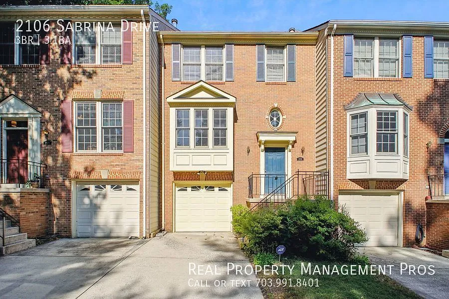 Spacious & Sunny Tyson's Corner Townhouse! — Photo 2