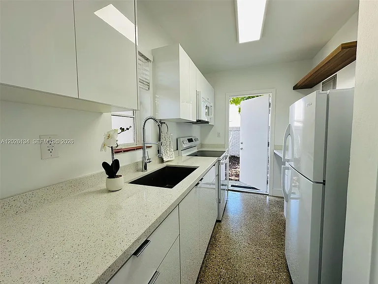 417 SE 14th Ct #4 — Photo 5