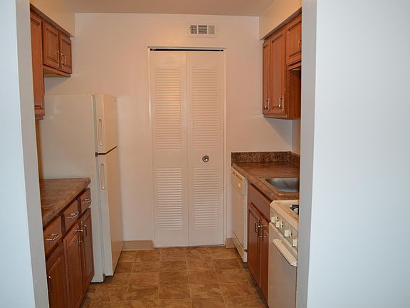 4th image of 1728 Patricia Dr APT 1B