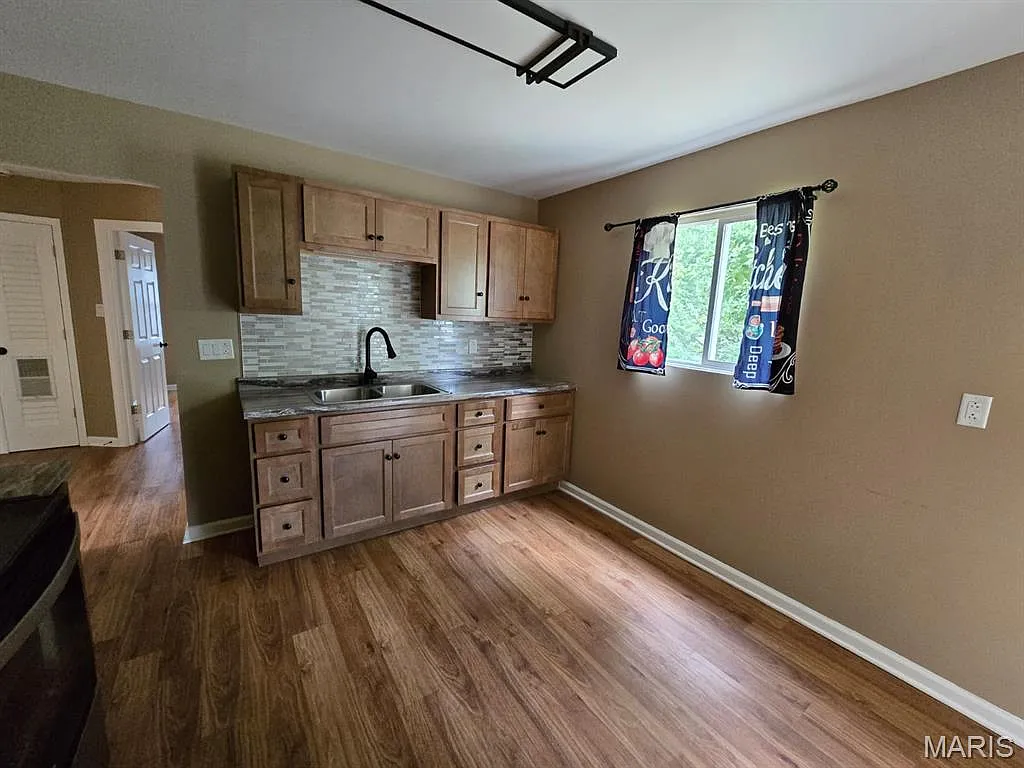 3 bed, 1.0 bath, 1032 sqft, $1,300 — Photo 4