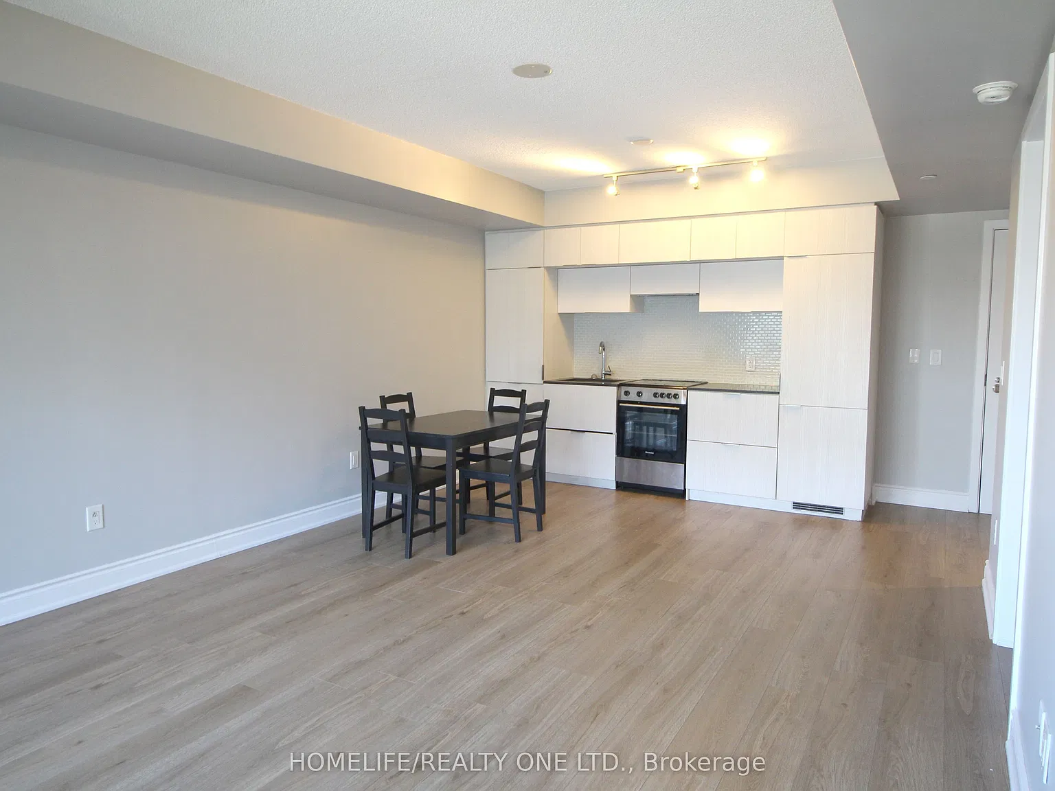 Pace Condos — Photo 4