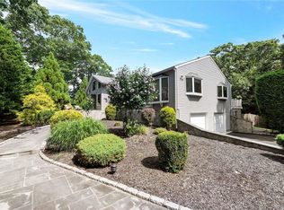 4 Bay Woods Dr, Hampton Bays, NY 11946