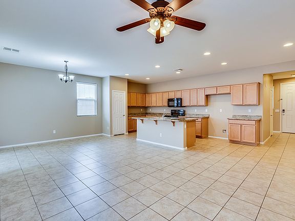 4th image of 16366 W Moreland St