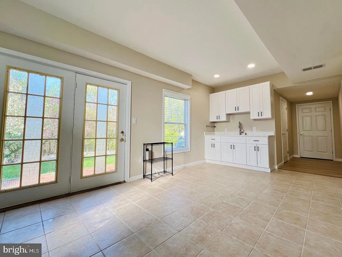 1 bed, 1.0 bath, 2744 sqft, $1,700 — Photo 2