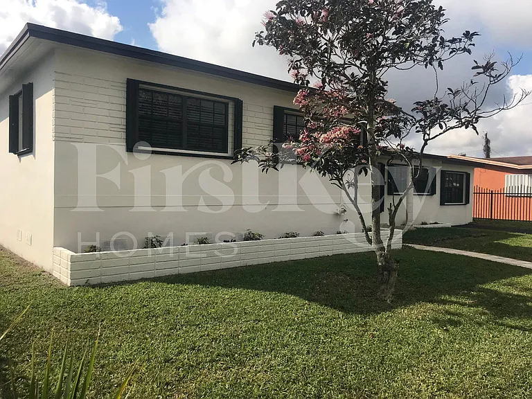 1420 NW 176th Ter — Photo 2