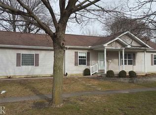 495 W 1st St, El Paso, IL 61738