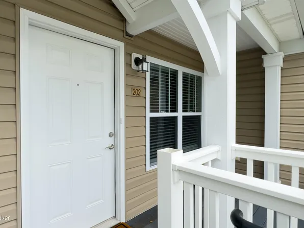 9001 Falcon Crest Ct Unit 202, Louisville, KY 40219