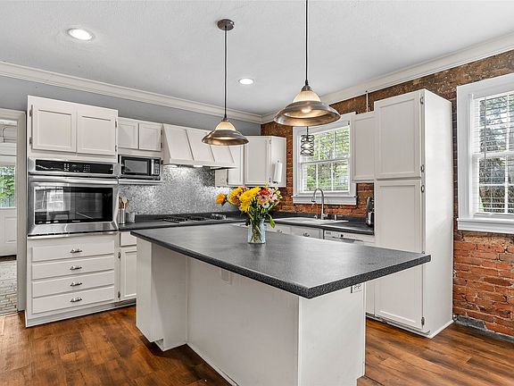 4th image of 2912 Fort Ave