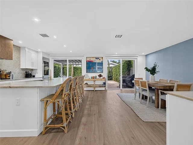 3 bed, 2.5 bath, $8,000 — Photo 2