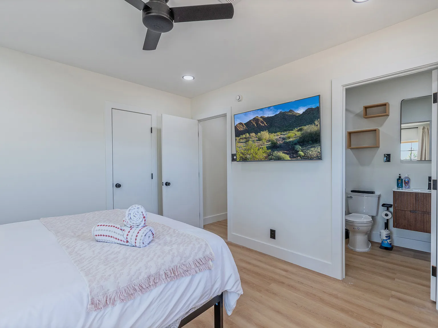 5 bed, 2440 sqft, $1,300 — Photo 2