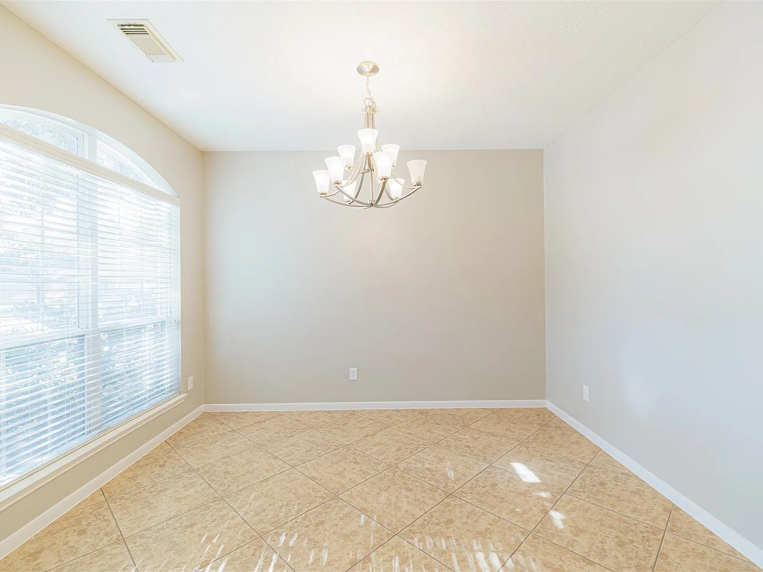 4 bed, 2.5 bath, 2550 sqft, $2,400 — Photo 3