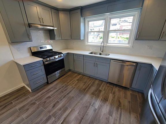 Kitchen (view 2)