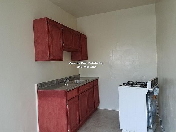 3rd image of 757 S Berendo St