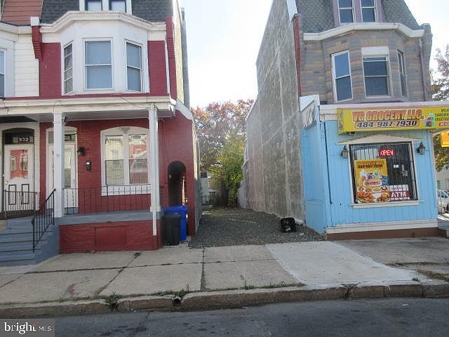 2nd image of 928 Perry St