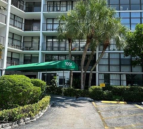 4th image of 1000 Parkview Drive #102