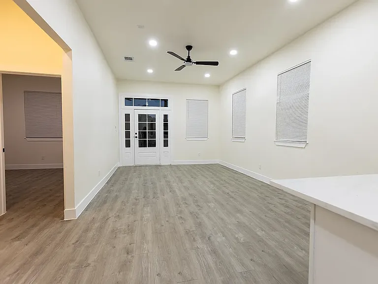 535 Austin St — Photo 17