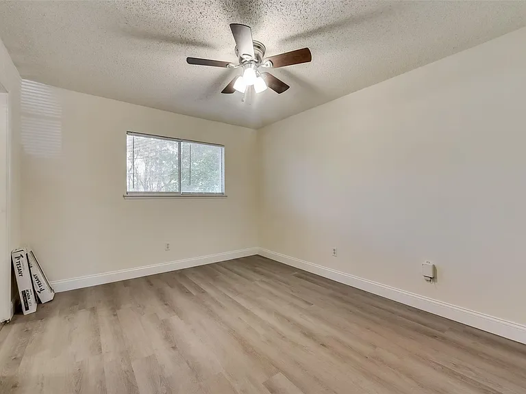 1049 Eastwood Dr — Photo 11