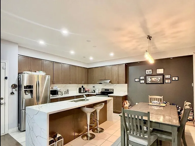 385 Royal West Dr #UPPER — Photo 2