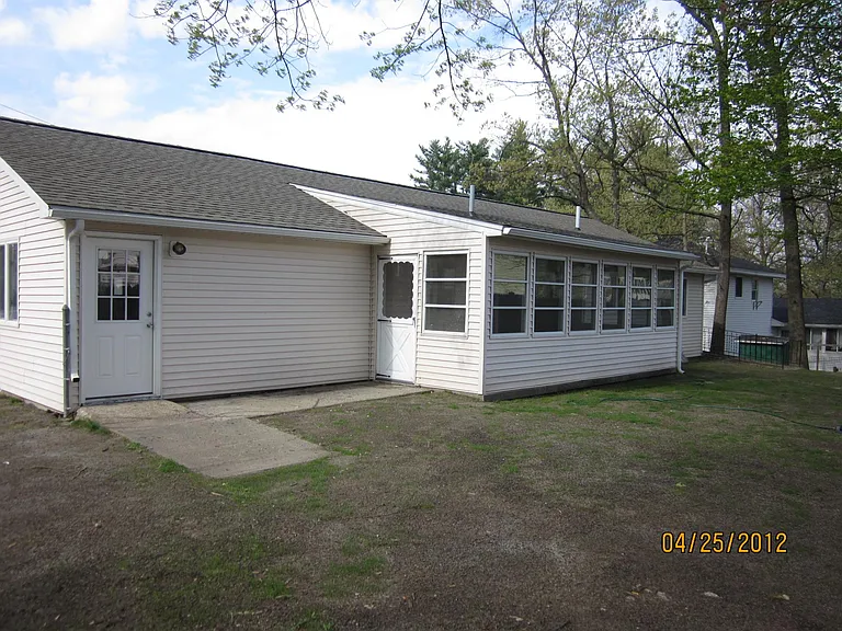 39 Damon Ave — Photo 2