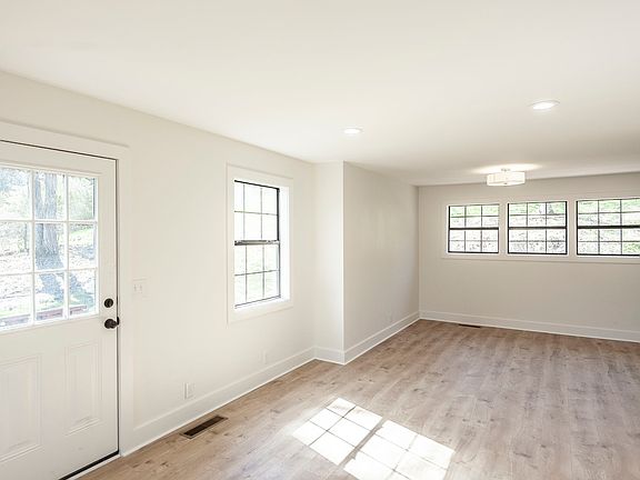 27th image of 655 Cummings Ln