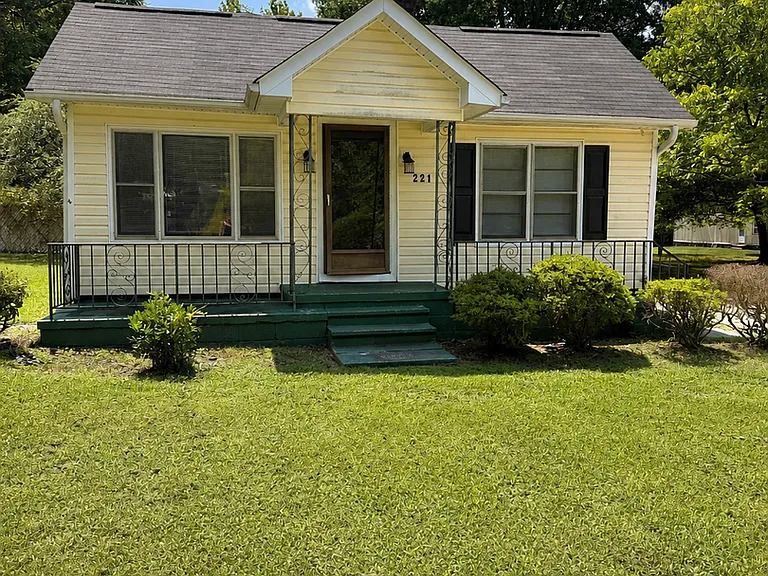 221 Neal St — Photo 2