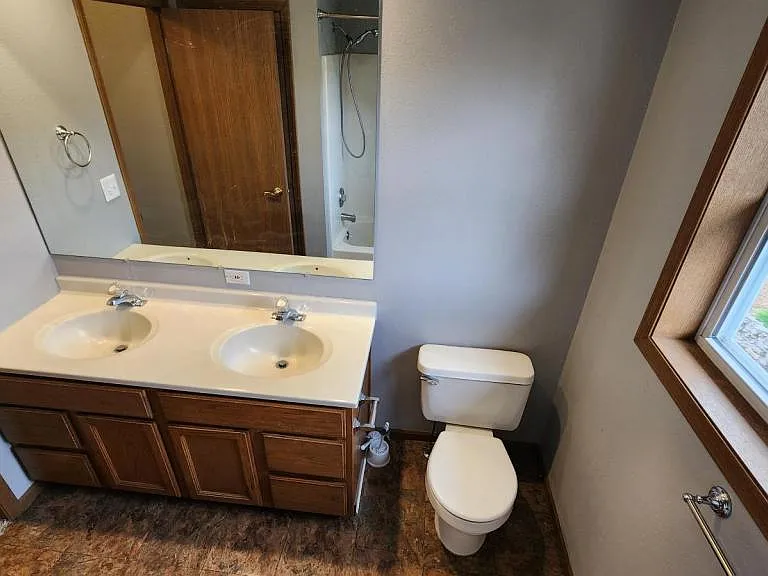 520 Adams Cir #B — Photo 10