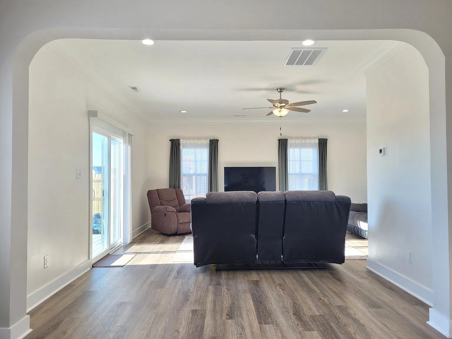 4 bed, 2455 sqft, $2,500 — Photo 2