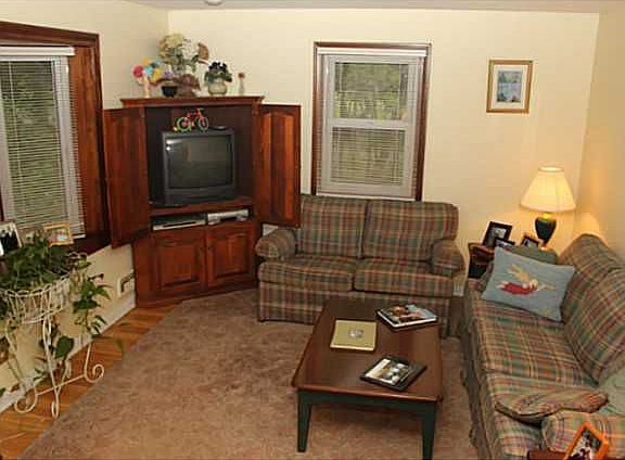 3rd image of 23 1/2 Browns Ave
