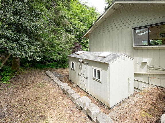 3rd image of 2137 NE Lake Dr