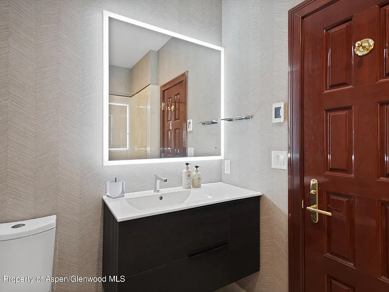 208 S Spring St #1 — Photo 32