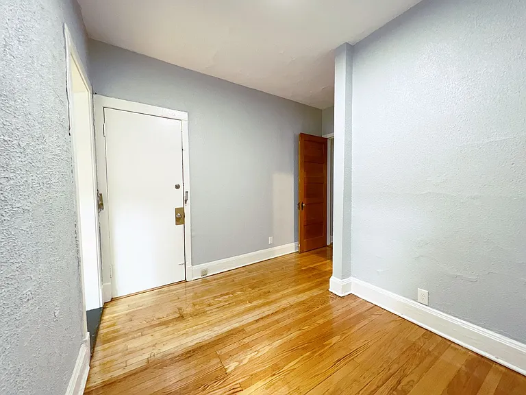 815 W Belle Plaine Ave #1R — Photo 5