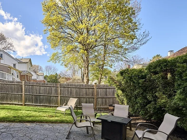 291 Russett Rd — Photo 39