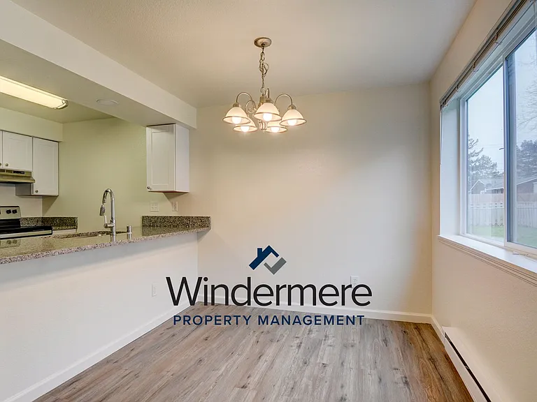 141 SW 6th Ave — Photo 3