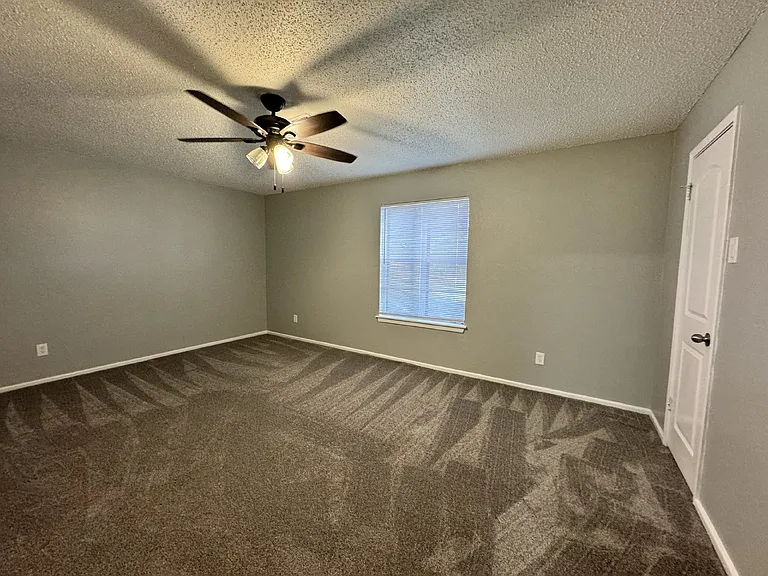140 Towne West Dr — Photo 18