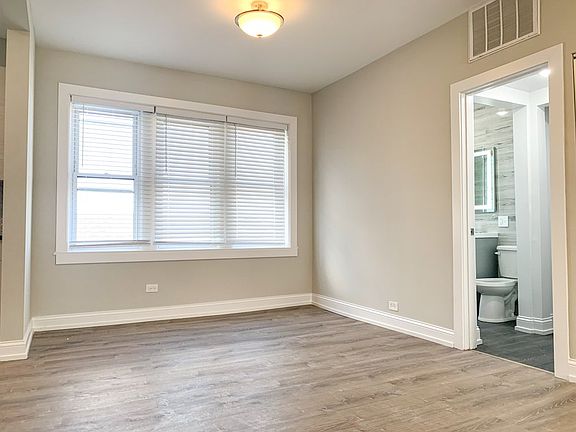 4th image of 3319-21 N Karlov Ave #3319-2E