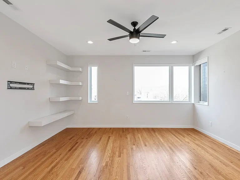 1310 W Clay St — Photo 11