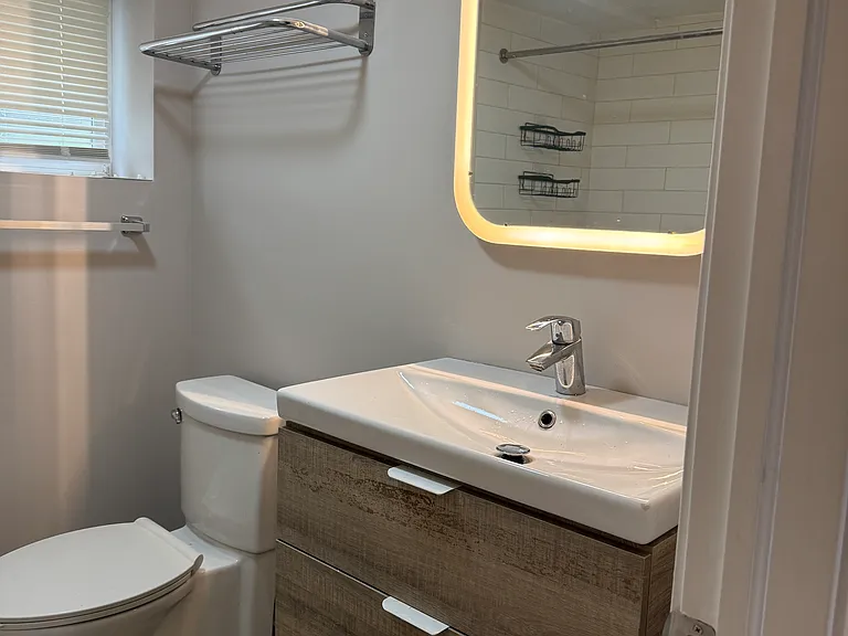2724 W Rascher Ave — Photo 5