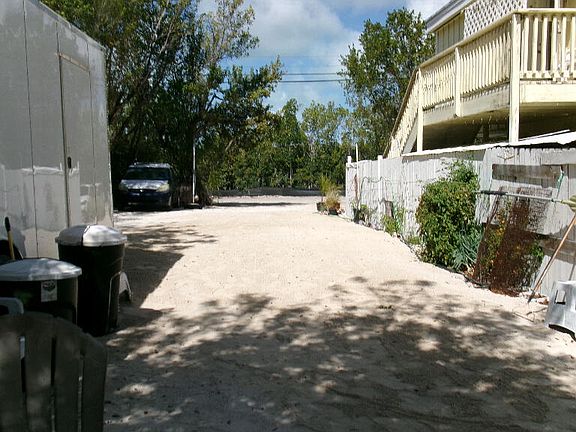 5th image of 956 Shaw Dr