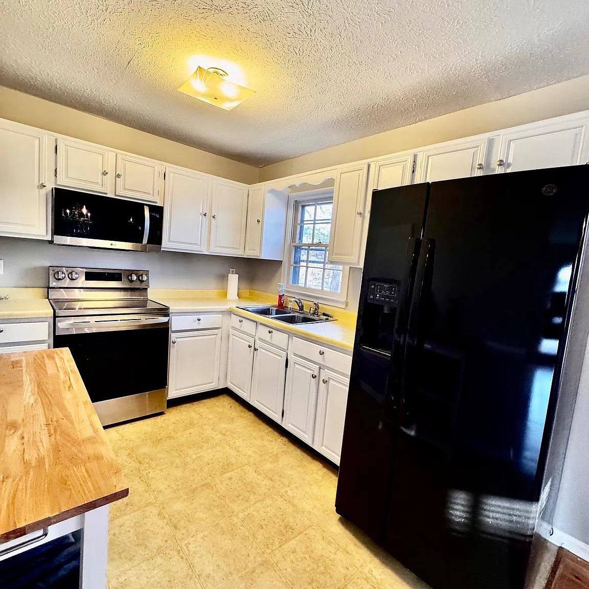 3 bed, 1.0 bath, 1021 sqft, $1,690 — Photo 3
