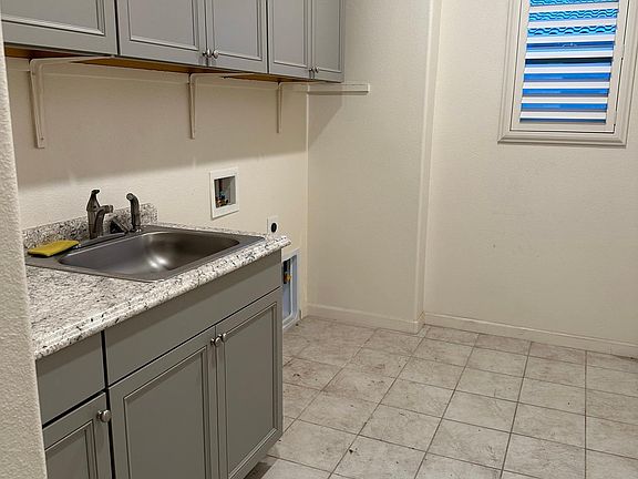 3rd image of 541 Betten Ct