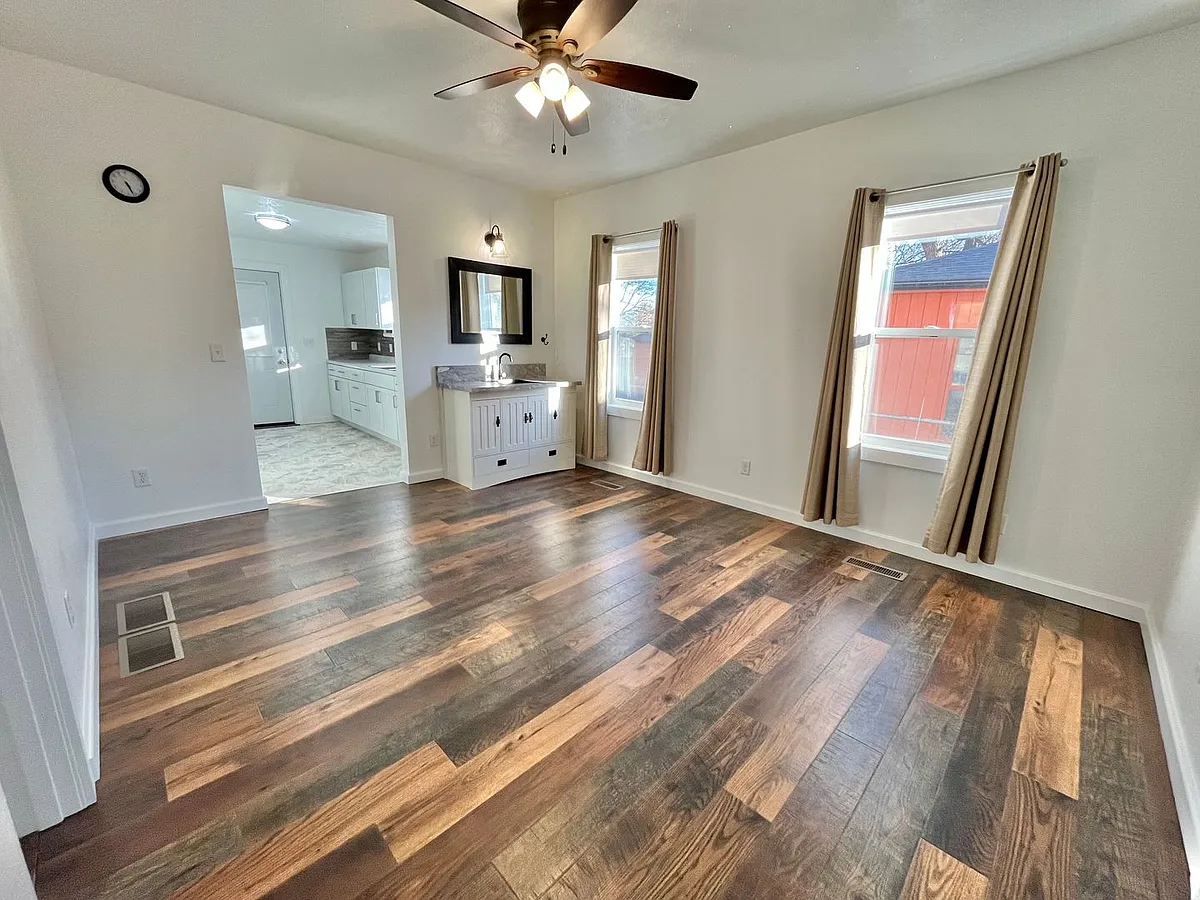 Building Photo - 616 S Duluth Ave #1