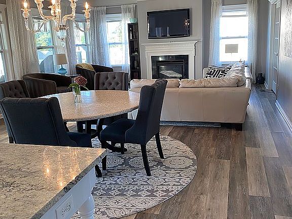Living Room w Fireplace