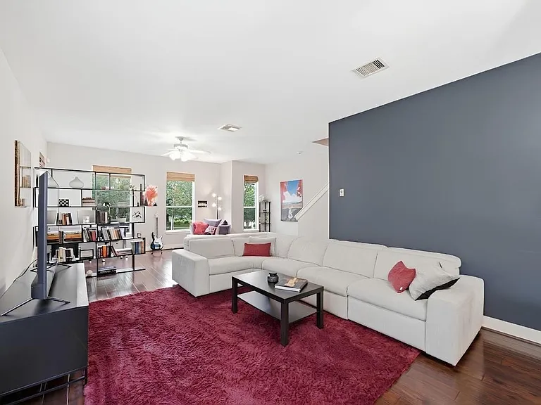 1716 Elgin St — Photo 2