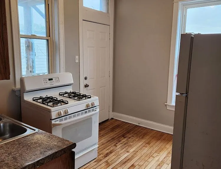 446 N Leclaire Ave — Photo 7