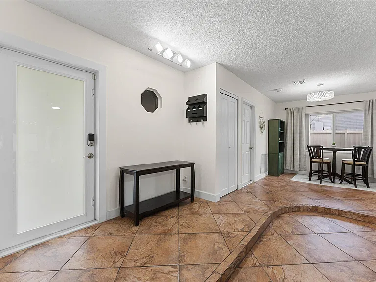 6515 SW 8th Pl — Photo 6