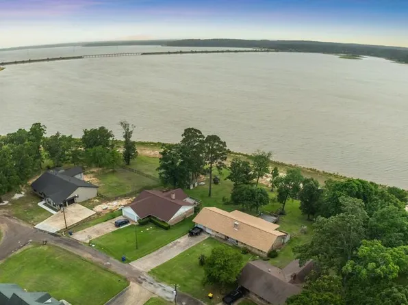 501 County Road 5597, Etoile, TX 75944