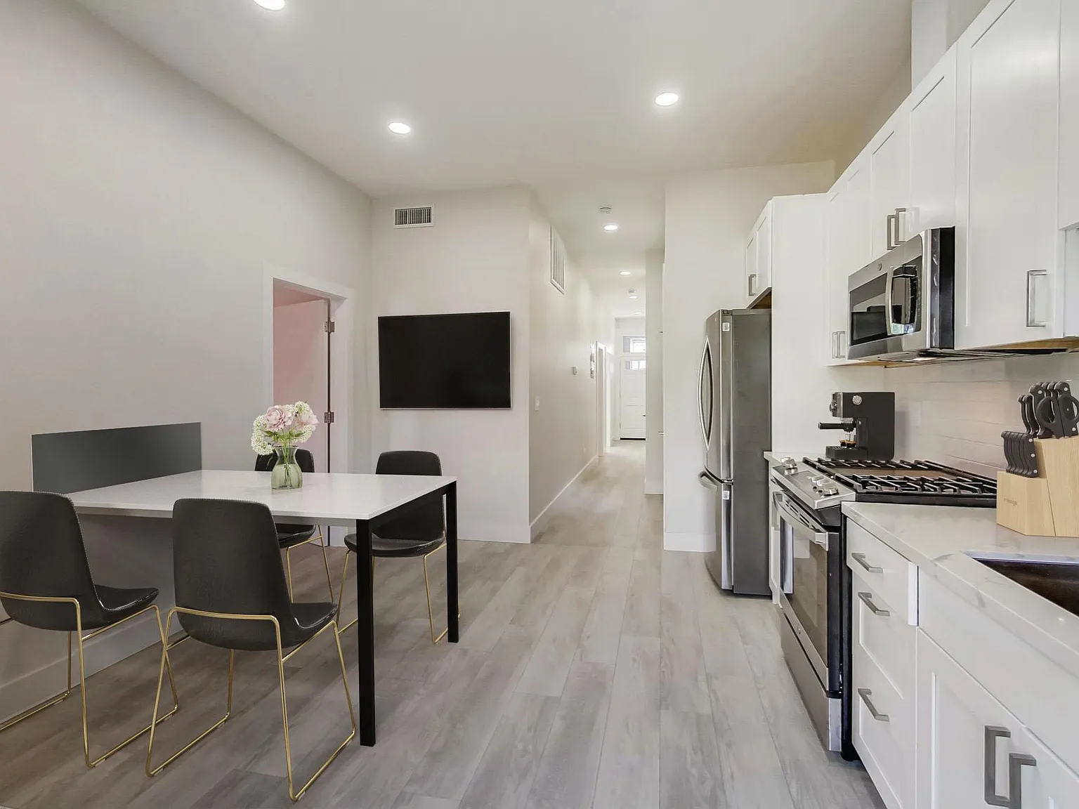 4 bed, 1400 sqft, $6,300 — Photo 3