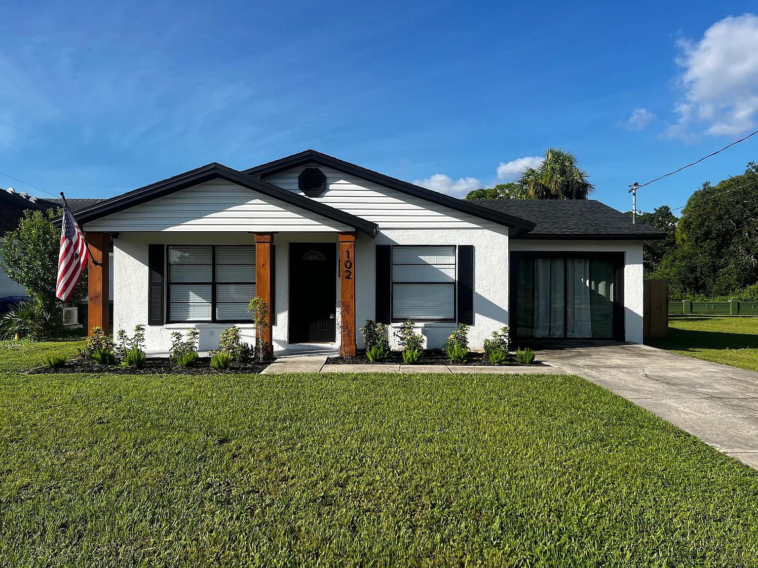 102 Shore Dr E — Photo 1