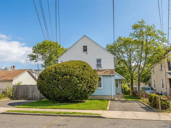 34 Mervin St, Inwood, NY 11096