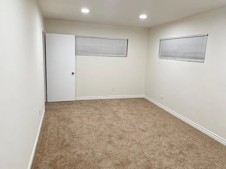 907 E Valley Pkwy — Photo 8